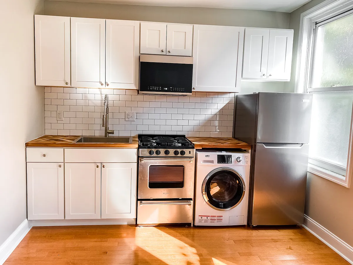 Building Photo - 330 S 17th St #2F