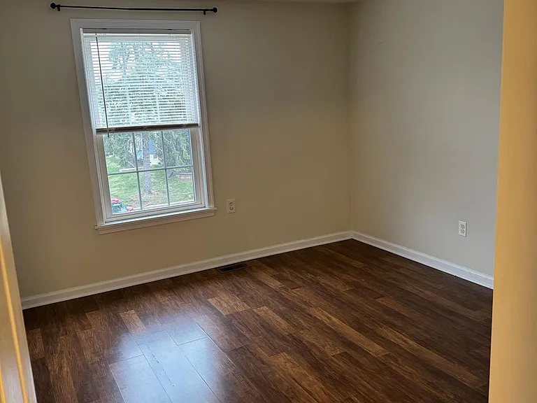 204 Livingston Ct — Photo 13