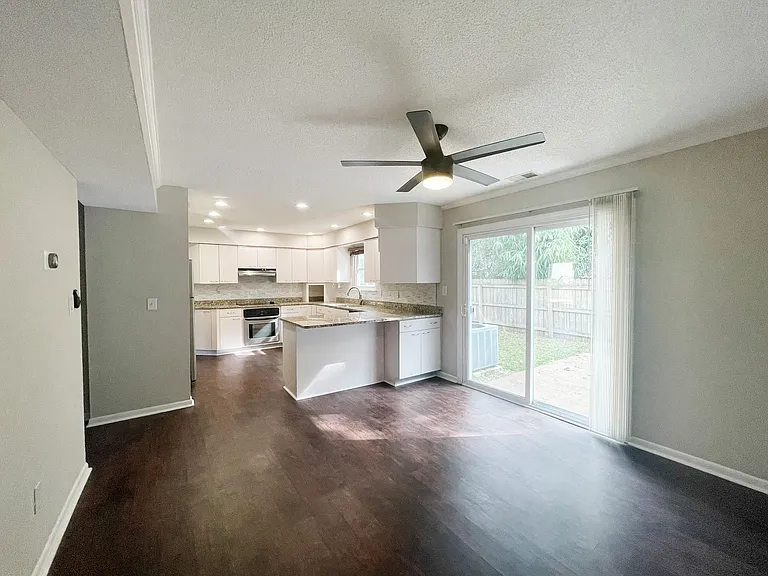 916 Appleby Ct — Photo 14