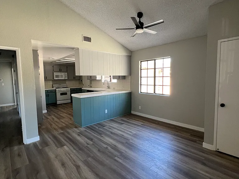 9208 Langdon Ave — Photo 5