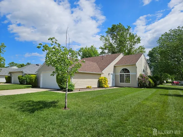 643 Nutley Dr #A, Monroe Township, NJ 08831