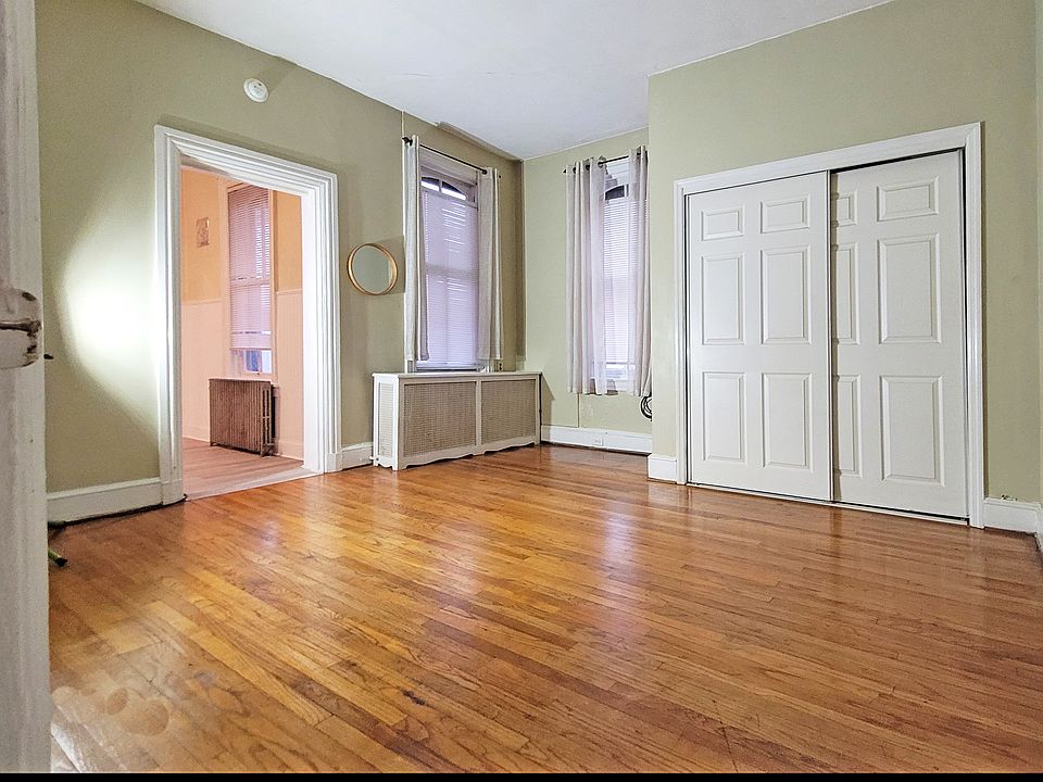 Living room featuring hardwood floors and 9' ceiling