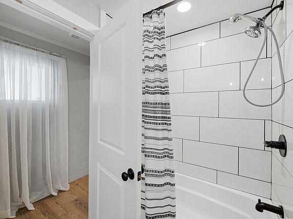 5th image of 158 Oak Dr NW