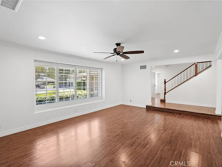 10811 Des Moines Ave — Photo 12