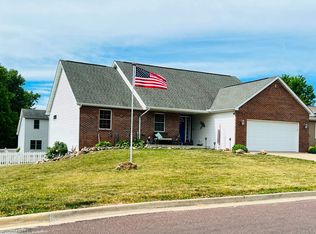 508 Newcastle Dr, Mackinaw, IL 61755