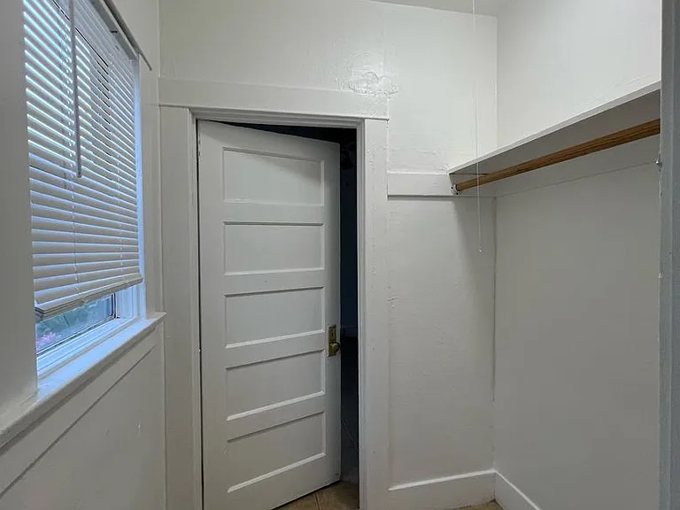 1817 1/2 E Vernon Ave — Photo 3
