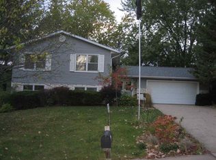 3634 Horseshoe Dr, Clinton, IA 52732