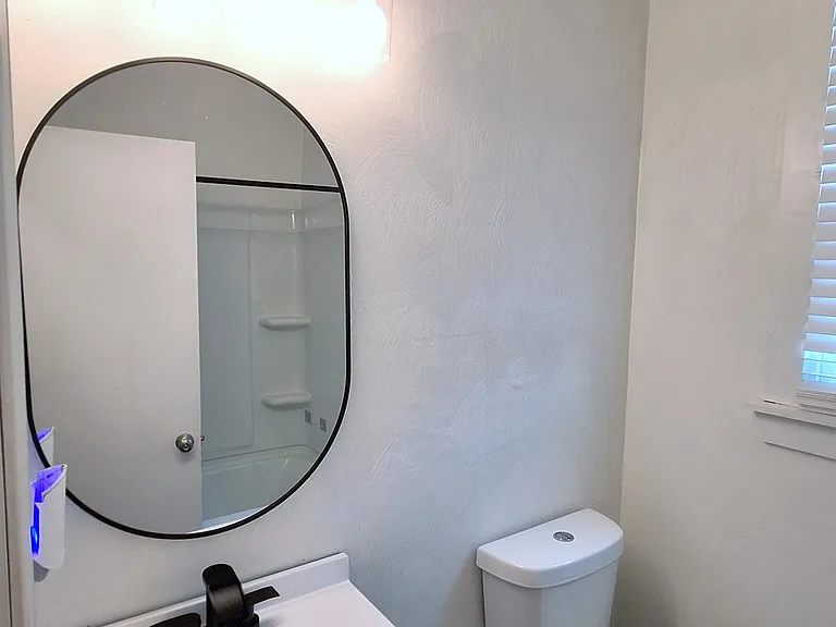 Well appointed full bath