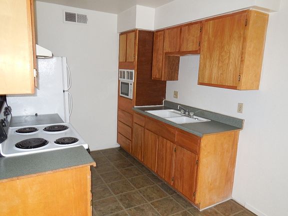 4th image of 1550 W Ashlan Ave APT 211