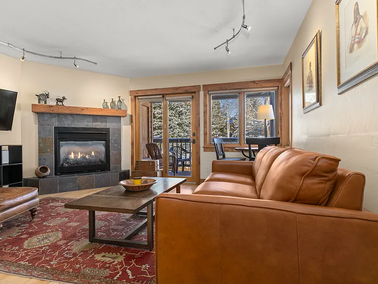 Living Room | Fireplace