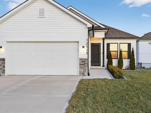 12505 S Woodlawn Dr, Lake Lotawana, MO 64086