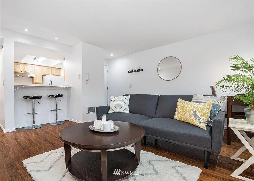 1515 E Union St — Photo 4