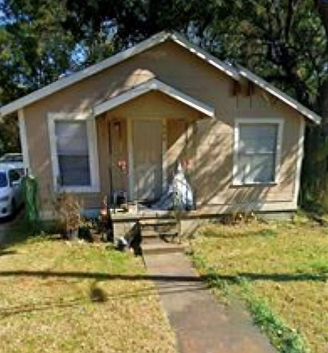 Bungalow-style house with a front yard