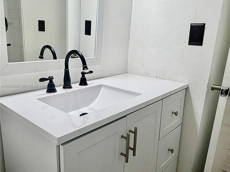1705 W 57th St #506 — Photo 38