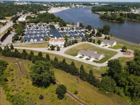 37 Or 39 Cove Dr, Bay City, MI 48706