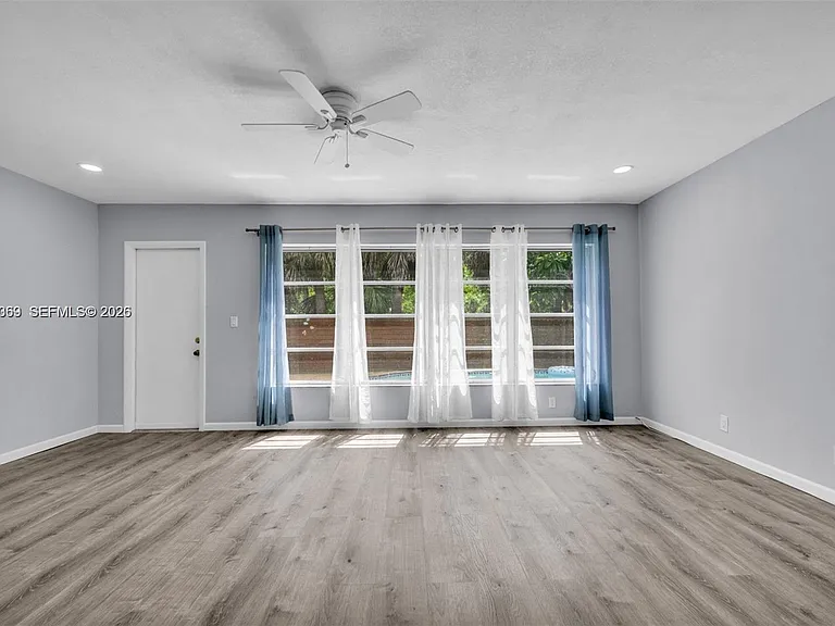 851 SW 49th Ter — Photo 11