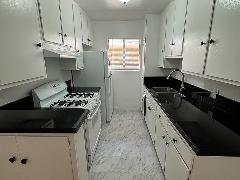 1550 N Harvard Blvd #2 — Photo 3