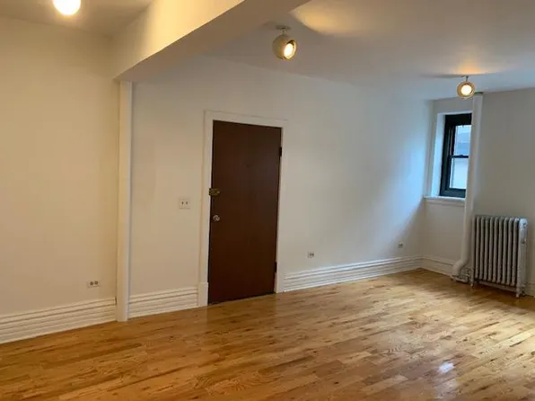 3205 N Clark St #2B, Chicago, IL 60657