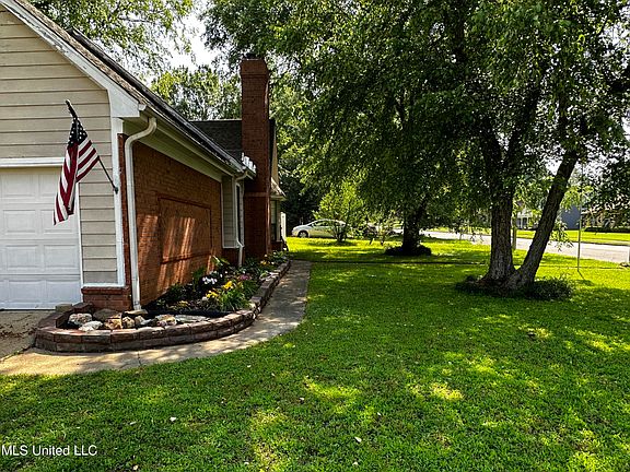3rd image of 276 Sandalwood Dr