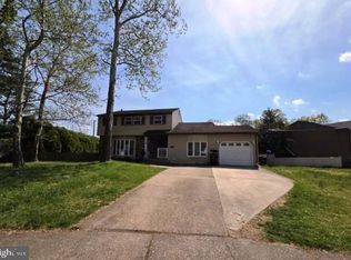 13 Gray Birch Ct, Turnersville, NJ 08012