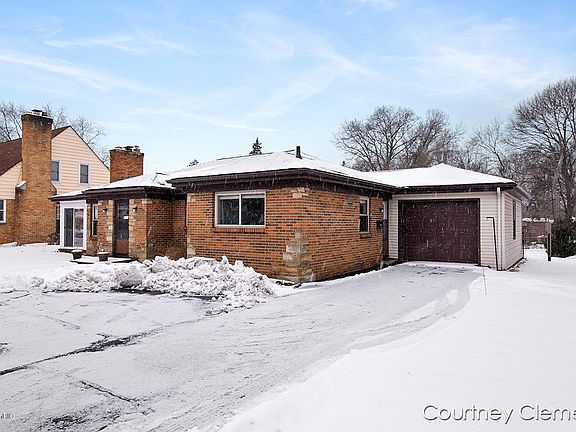 3rd image of 2561 Plainfield Ave NE