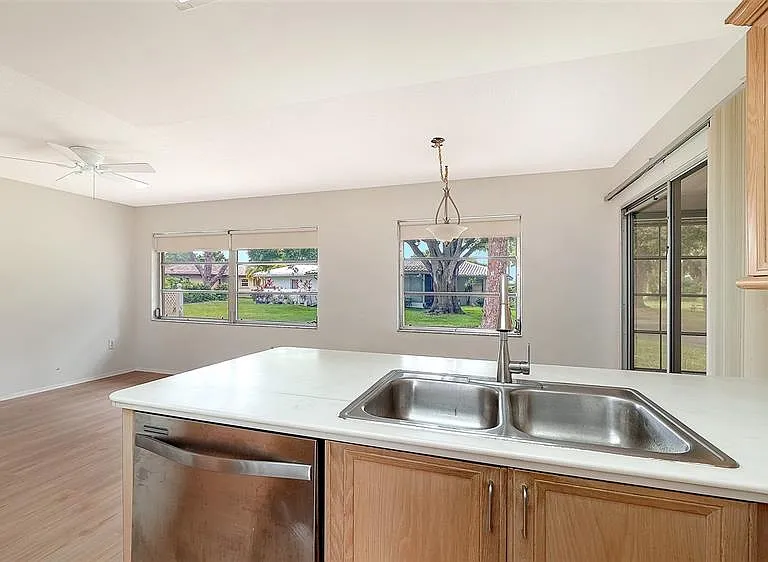 515 Rousseau Dr — Photo 12