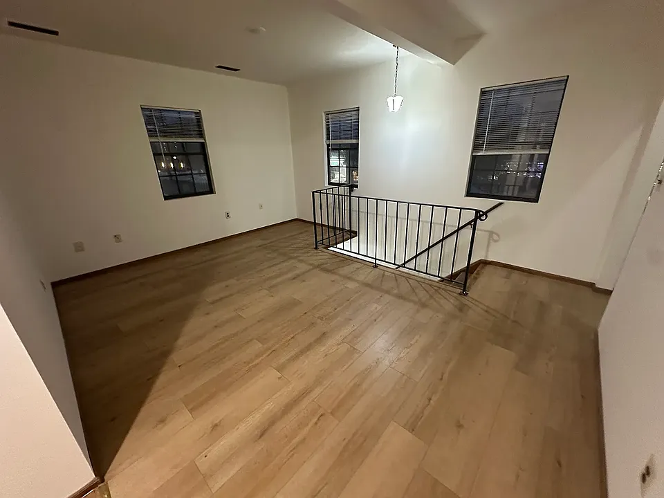 E 2nd St