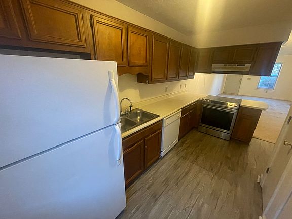 5th image of 5204 Fox Ct #B