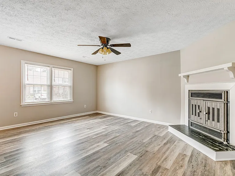 105 Beacon Way — Photo 3