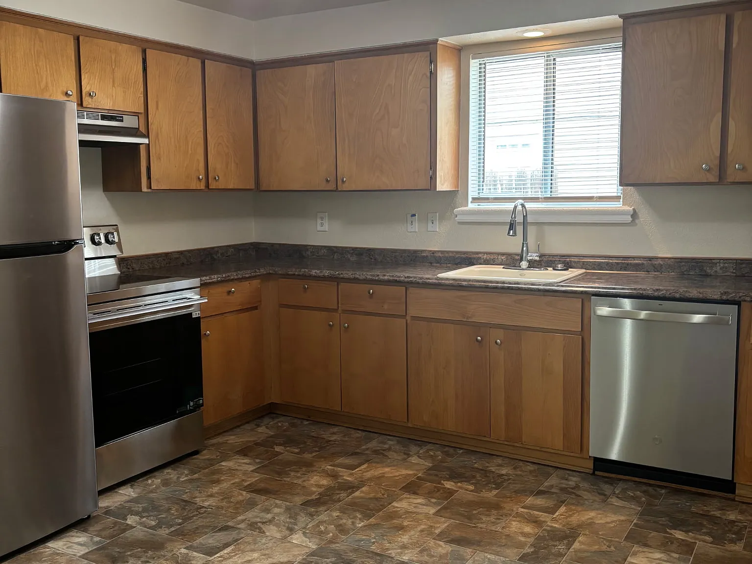 230 SW High St — Photo 2