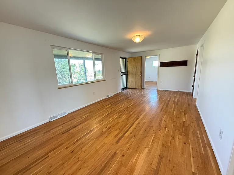2592 Yarmouth Ave — Photo 3