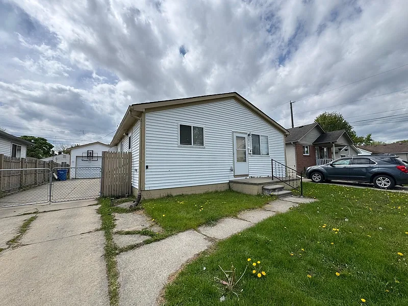 3 bed, 1.0 bath, 1008 sqft, $1,400 — Photo 2