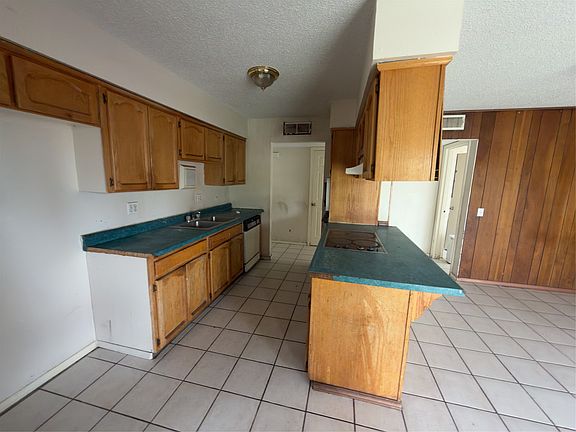 3rd image of 8208 Parkland Dr
