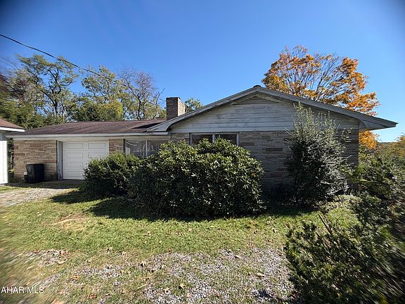 5th image of 2992 Valley Rd