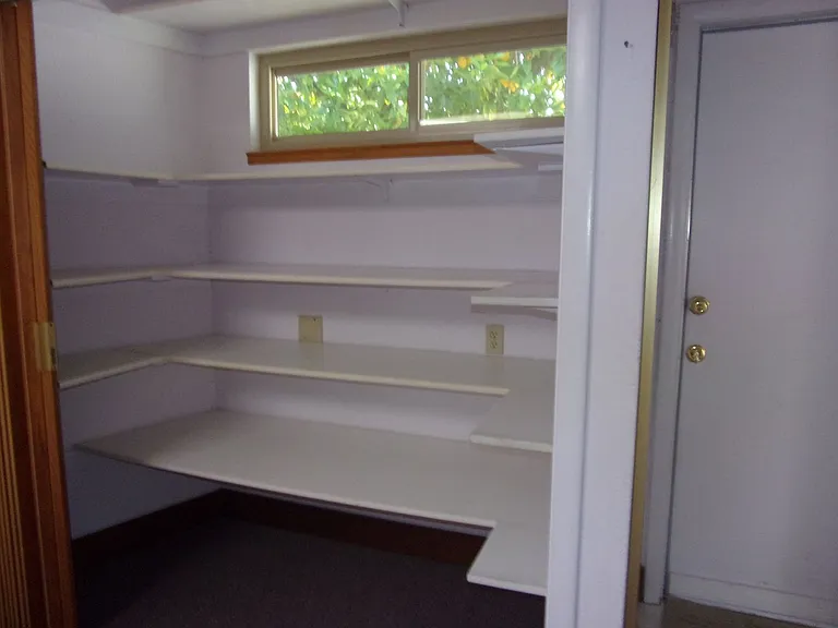 718 Linwood St — Photo 14