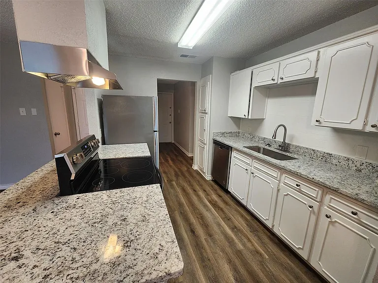 10129 Peppertree Ln — Photo 6