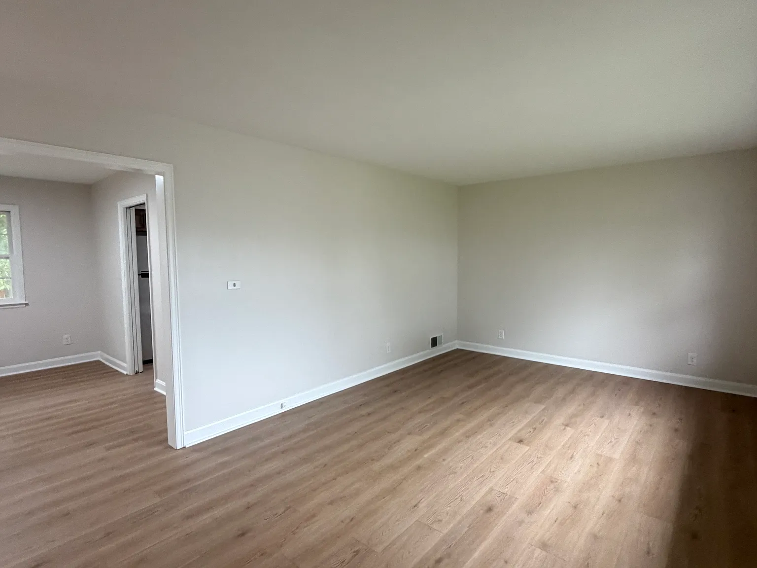 2 bed, 1000 sqft, $1,600 — Photo 3