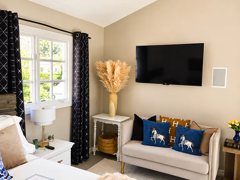 Vista Room_Image 6
Features a King bed, signature black bench, flat-screen TV, and its own private bathroom. Sliding glass doors lead to a balcony with sweeping city and ocean views.