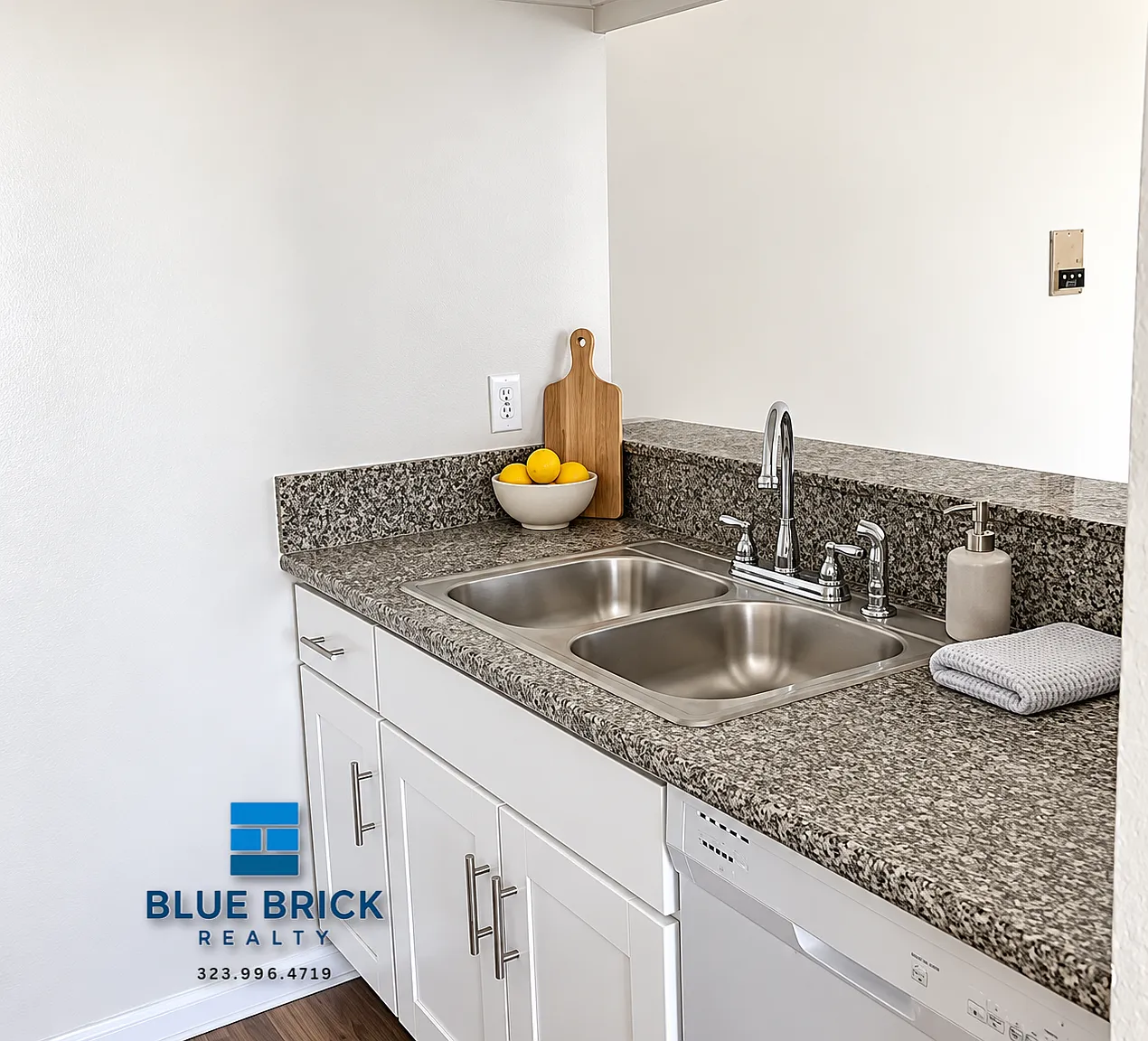 Comfort Meets Convenience! 1-Bedroom with Parking & Laundry — Photo 2