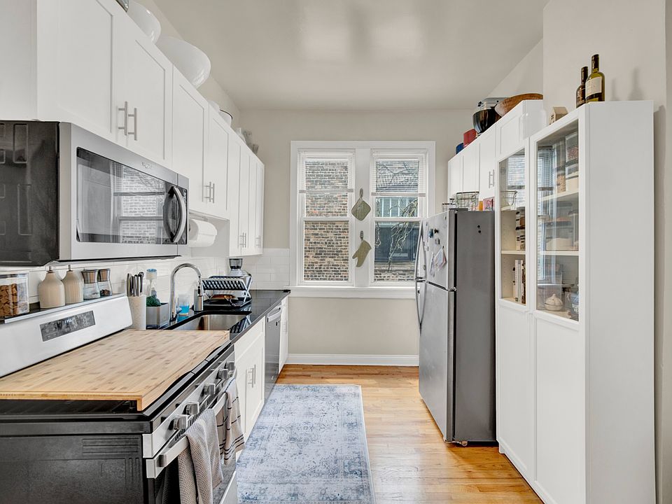 1st image of 2548 N Burling St APT 3S