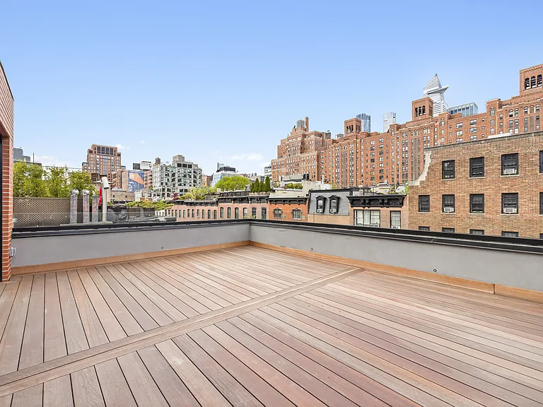 442 W 22nd St — Photo 16