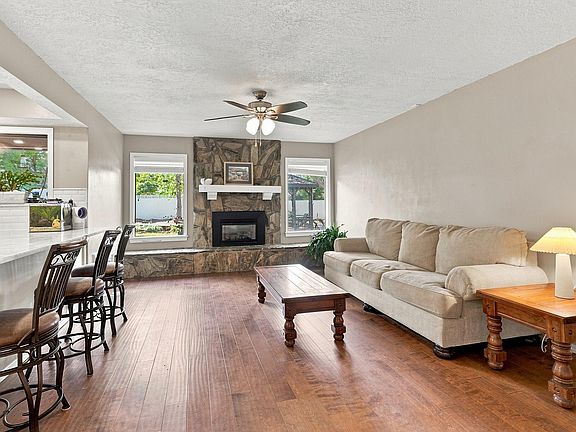 2nd image of 9404 Lona Ln NE