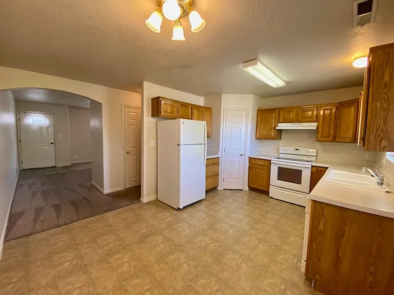 180 E 100 N — Photo 11