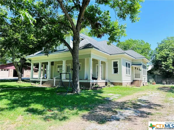611 Pincham St, Yoakum, TX 77995