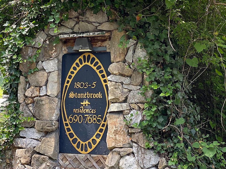 Stonebrook sign at entrance to apartment complex.