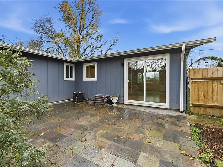 2500 Alma Dr — Photo 23