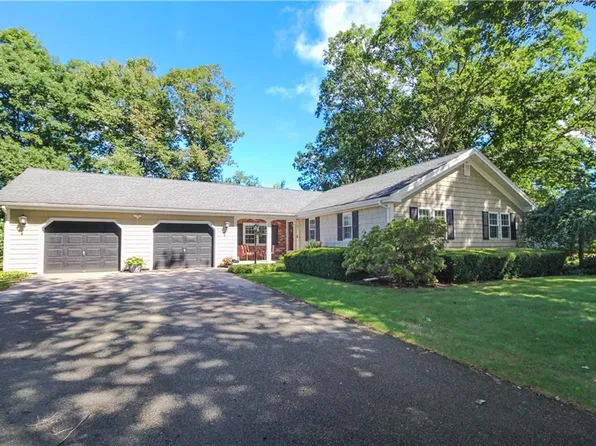 14 North Dr, Ashaway, RI 02804