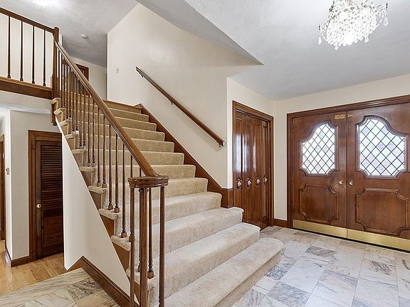 3rd image of 154 Summer St
