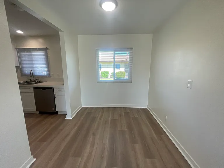 228 S Oak St — Photo 7