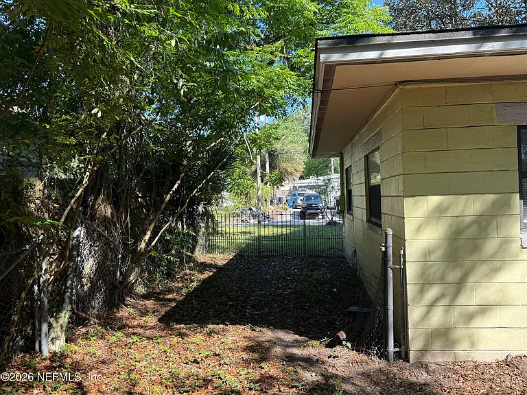 7118 Pellias Rd — Photo 7